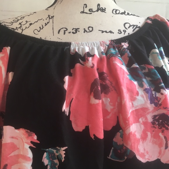 ONE LEFT🤗🤗Ruffle Off the Shoulder Maxi NWT SMALL - Picture 4 of 6